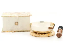 Klangschalen-Center Flache Klangschale in Box mit cremefarbigem Stoffbezug New